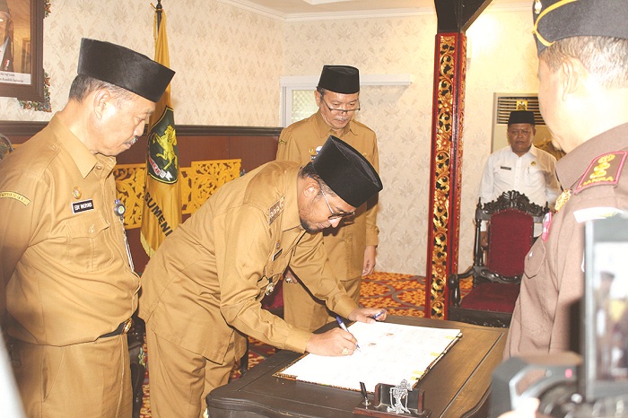 LANCAR: Bupati Achmad Fauzi Wongsojudo (tengah) saat menandatangani MoU pelayanan MPP dengan Kejari dan Kemenag Sumenep serta Bapas Pamekasan di ruang Mandaraga Pendopo Sumenep Selasa (4/6).