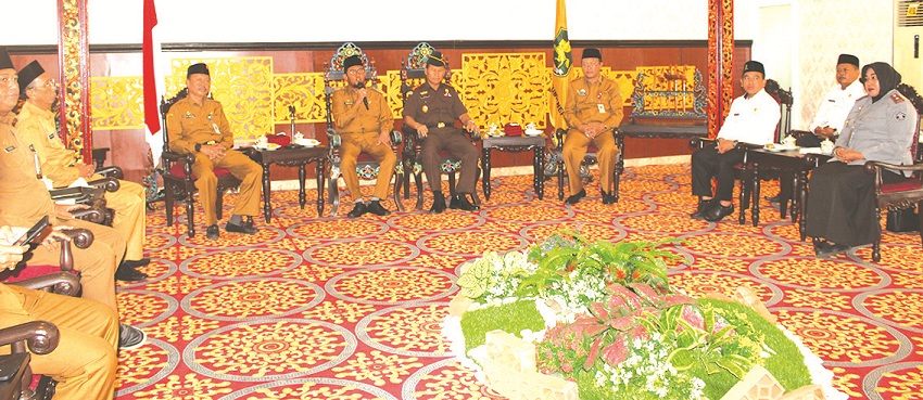 FOKUS: Bupati Achmad Fauzi Wongsojudo menyampaikan sambutan di acara penandatanganan MoU pelayanan MPP dengan Kejari dan Kemenag Sumenep serta Bapas Pamekasan di ruang Mandaraga Pendopo Sumenep.