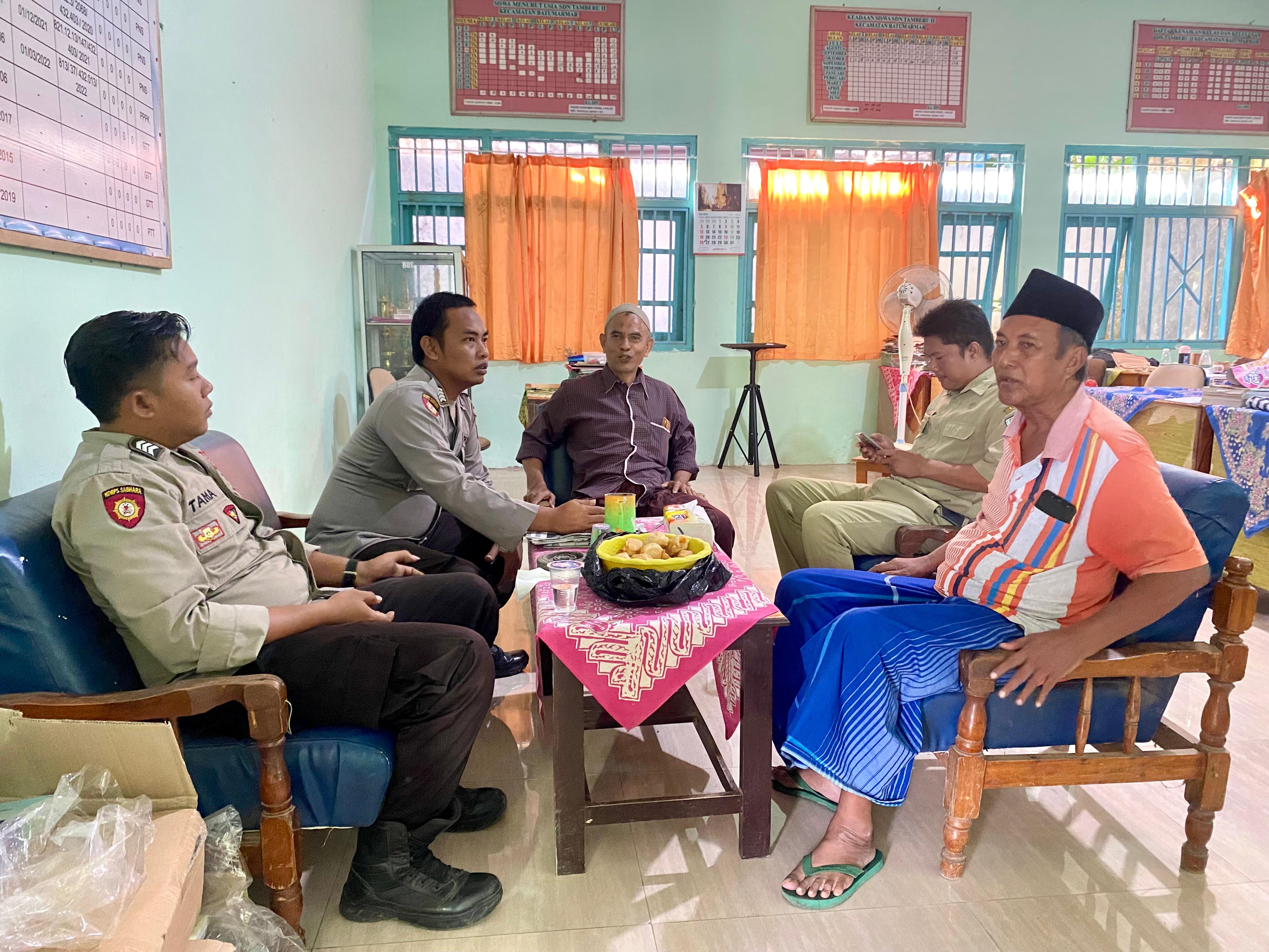 TAK ADA SOLUSI: Polisi bernegosiasi dengan pemilik lahan sebelum penyegelan SDN Tamberu 2, Kecamatan Batumarmar, Pamekasan, Senin (3/6). (MOH. IQBAL AFGANI/JPRMl)