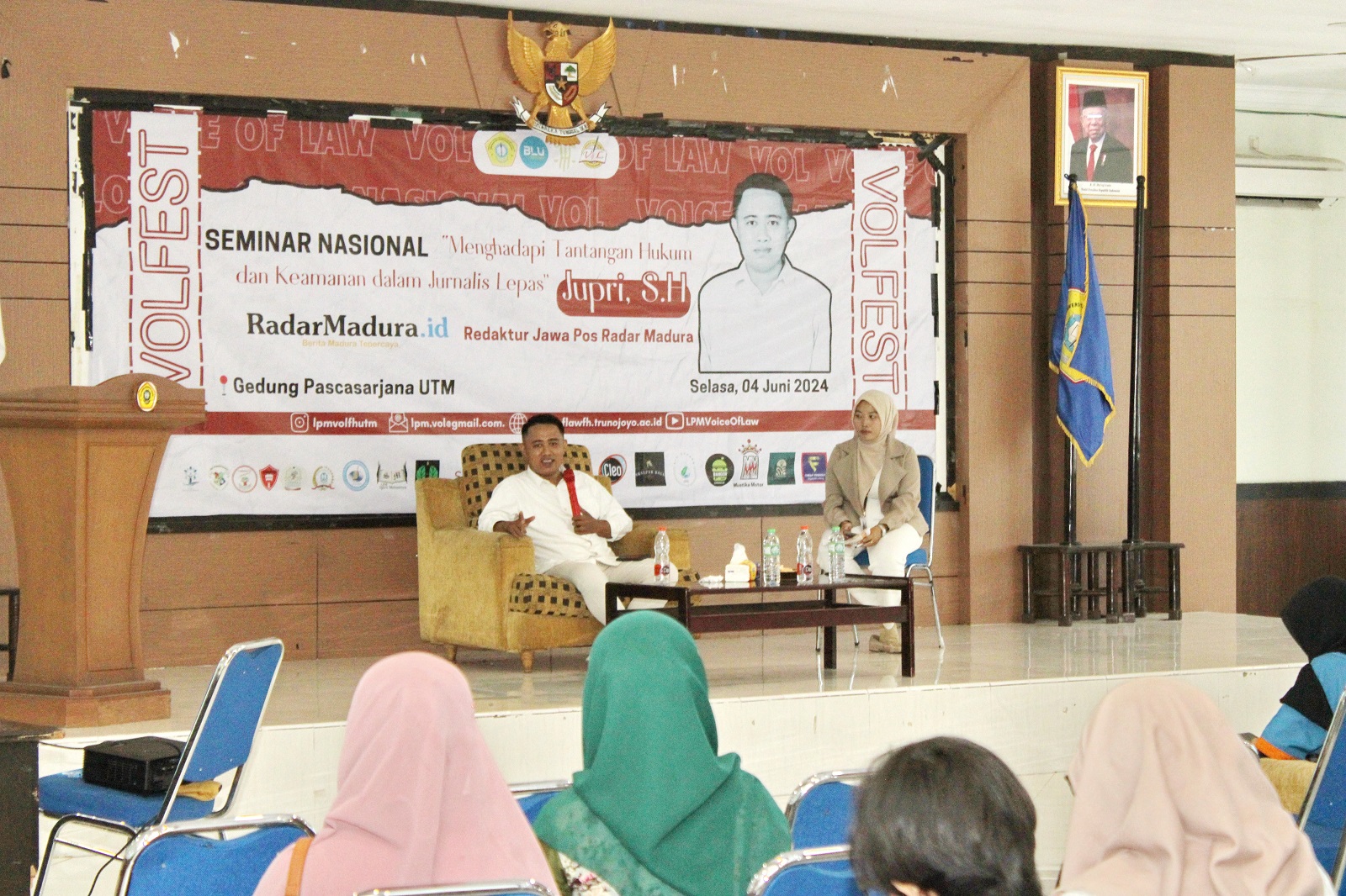 SEMNAS LPM VoL: Jupri (pegang mikrofon) menjawab pertanyaan peserta Seminar Nasional Menghadapi Tantangan Hukum dan Keamanan Jurnalis Lepas di Gedung Pascasarjana UTM Selasa (4/6).