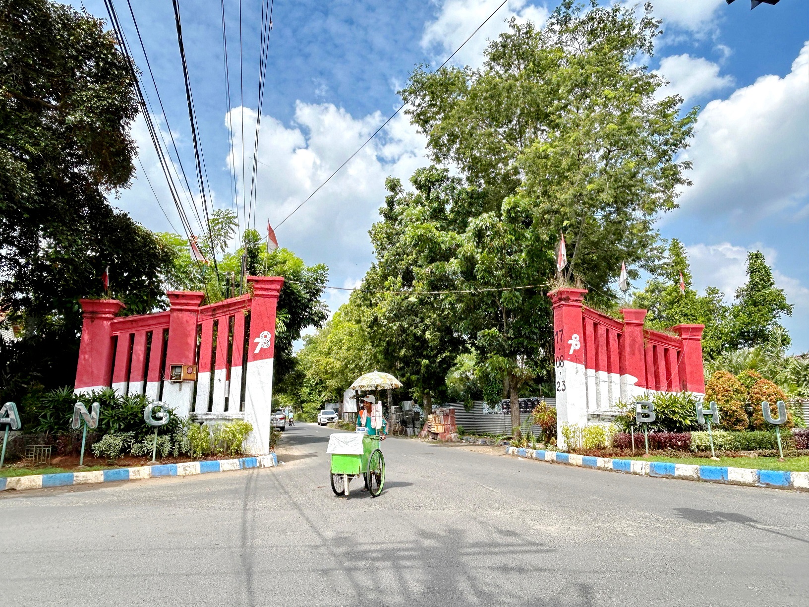 BENTUK TACB: Penjual es krim melintas di ODCB Bhang Buta, Jalan KH Zainal Alim, Kelurahan Kemayoran, Bangkalan, Selasa (4/6).
