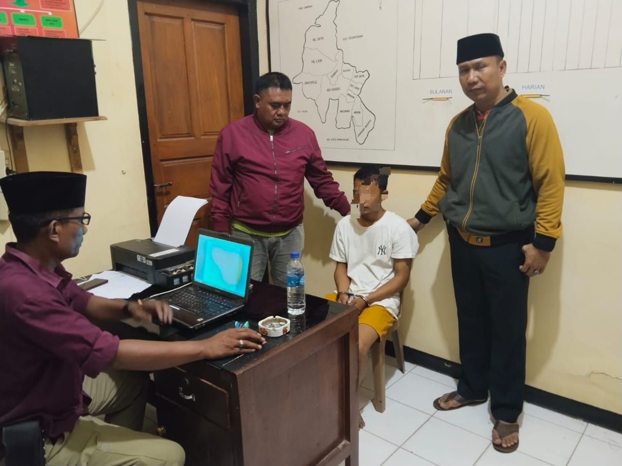 BEKUK: Buron curanmor di Palengaan Daja berhasil dimintai keterangan di kantor Polsek Palengaan, Senin (3/6). (POLRES PAMEKASAN UNTUK JPRM)