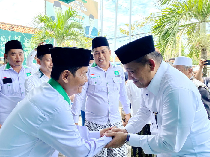 ANIS BILLAH/JPRM BUKA KOMUNIKASI: Ketua DPC PKB Mushaddaq Chalili dan Sekretaris Fadol menyambut Slamet Junaidi (kanan) saat mendaftar sebagai bacabup, Rabu (5/5).