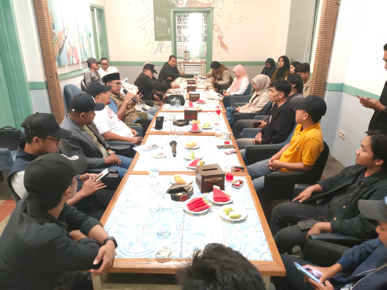 SERIUS: Dinas Pendidikan dan Dewan Pendidikan Bangkalan saat berdiskusi bersama Keluarga Mahasiswa Bangkalan Yogjakarta (KMBY) di kafe Legend Coffee Yogjakarta pada Rabu (5/6) sore.