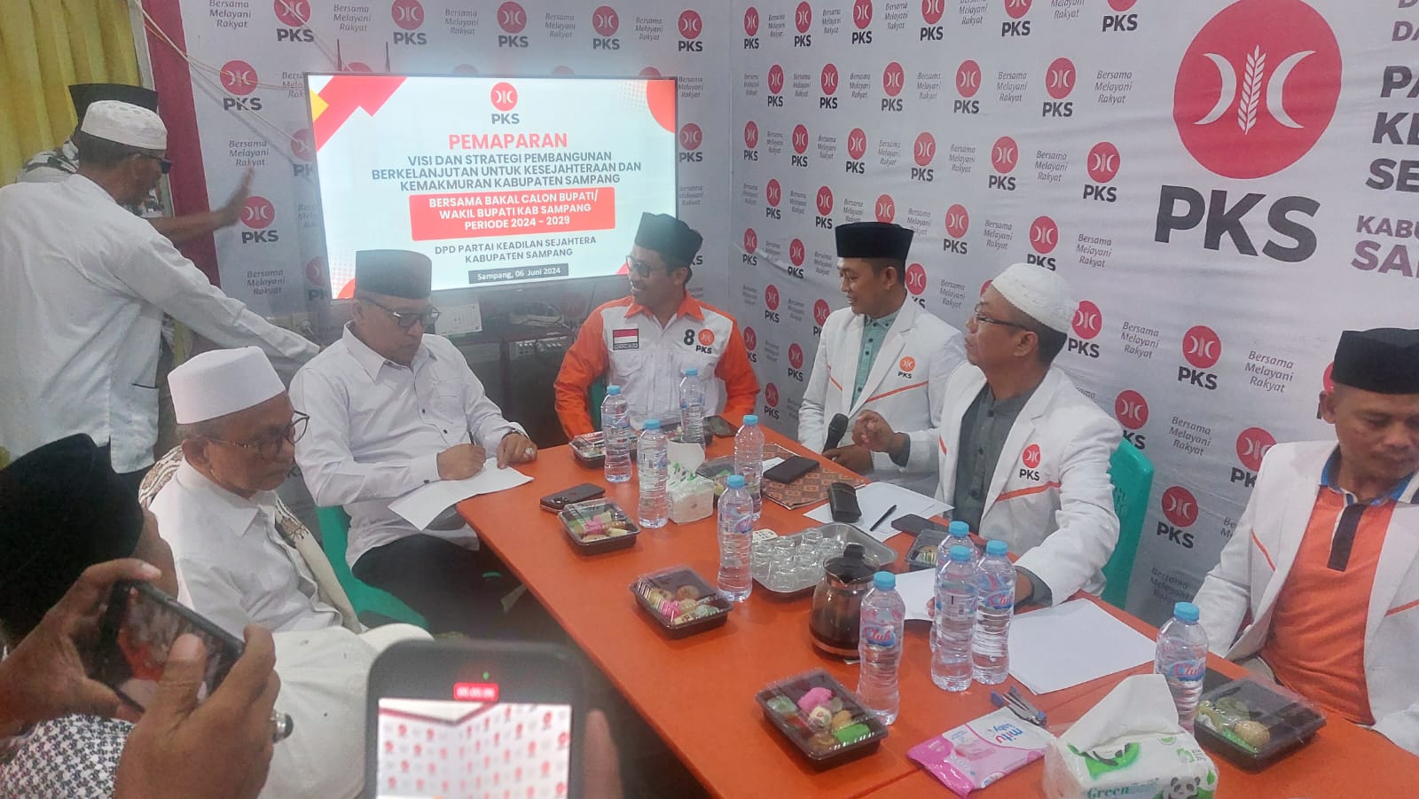 PUAS: Pengurus DPD PKS Sampang usai mendengarkan pemaparan visi misi bacabup Slamet Junaidi di kantor DPD PKS Sampang, Kamis (6/6).