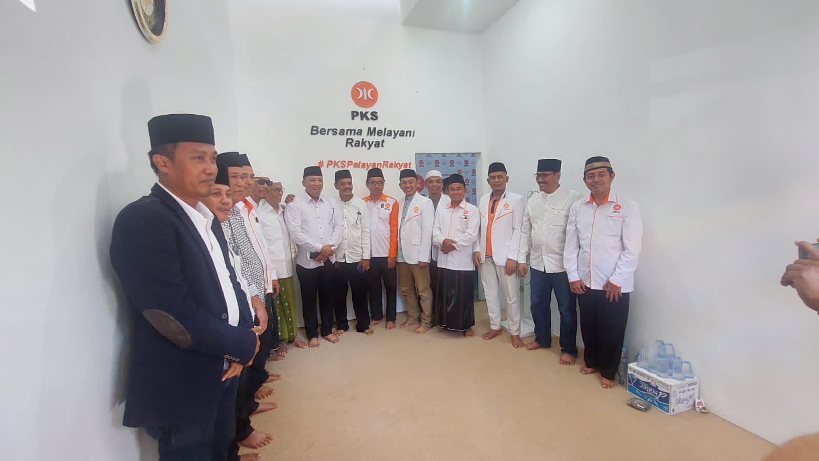 OPTIMIS DAPAT REKOM : Slamet Junaidi diterima pengurus DPD PKS Sampang saat mendaftar sebagai bakal calon bupati di kantor DPD PKS Sampang, Kamis (6/6).