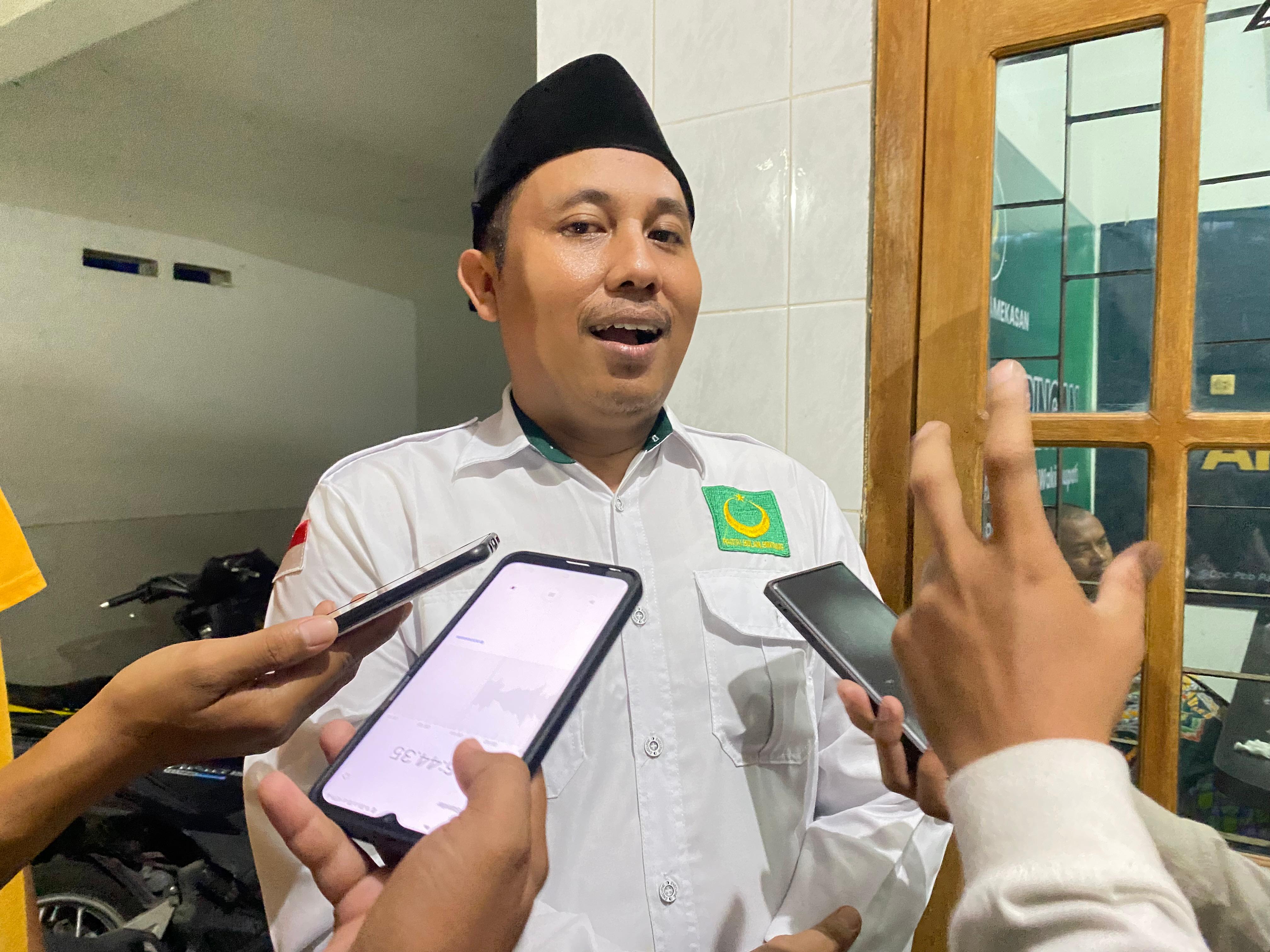 PATUH PARTAI: Kader PBB Pamekasan Maltuful Anam memberikan keterangan seusai kegiatan partai, Senin (20/5). (MOH. IQBAL AFGANI/JPRM)
