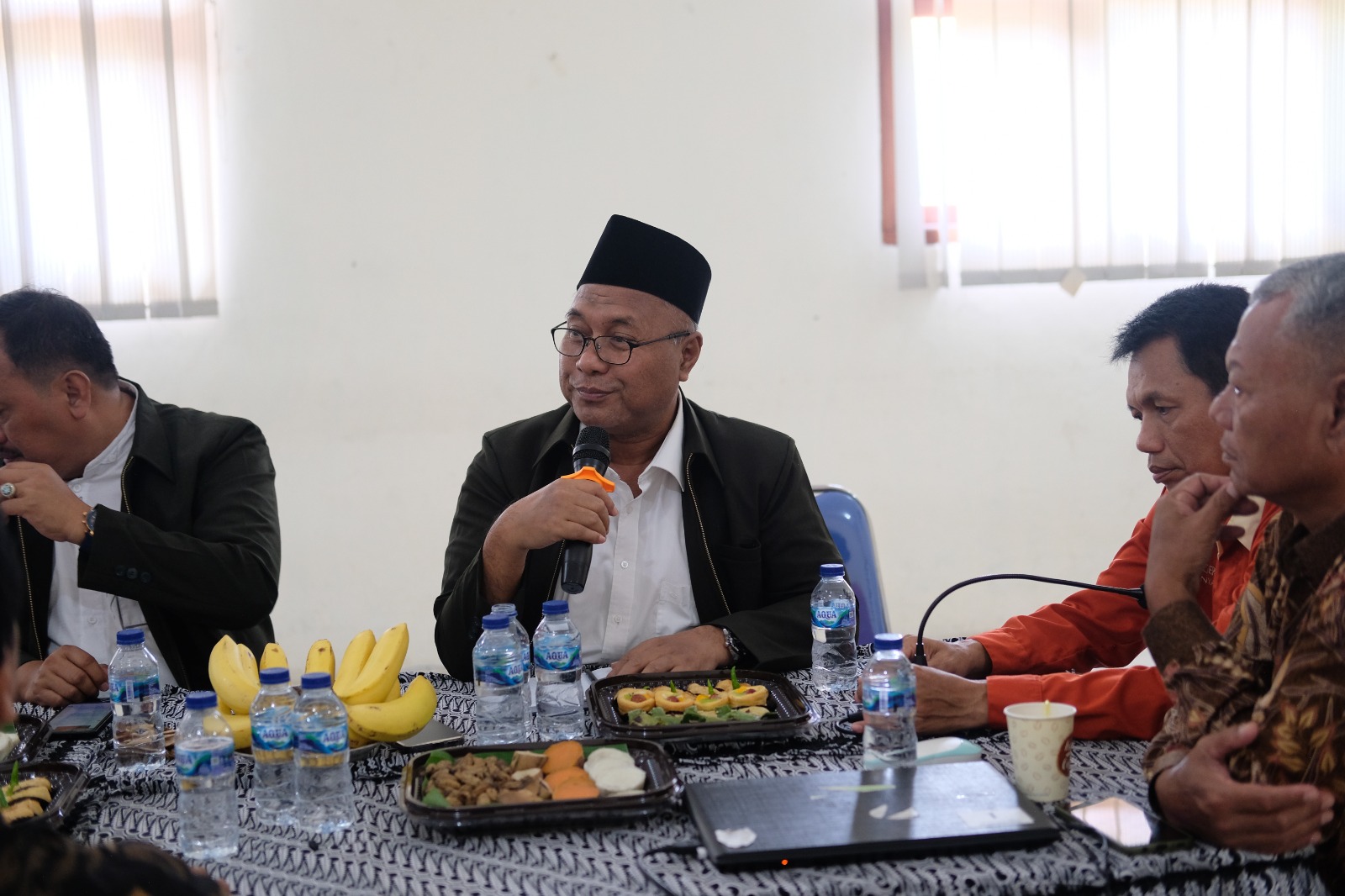 BERI SOLUSI: Ketua DP Pamekasan M. Sahibuddin memaparkan kebijakan prioritas pendidikan di Pamekasan. (DP PAMEKASAN UNTUK JPRM)