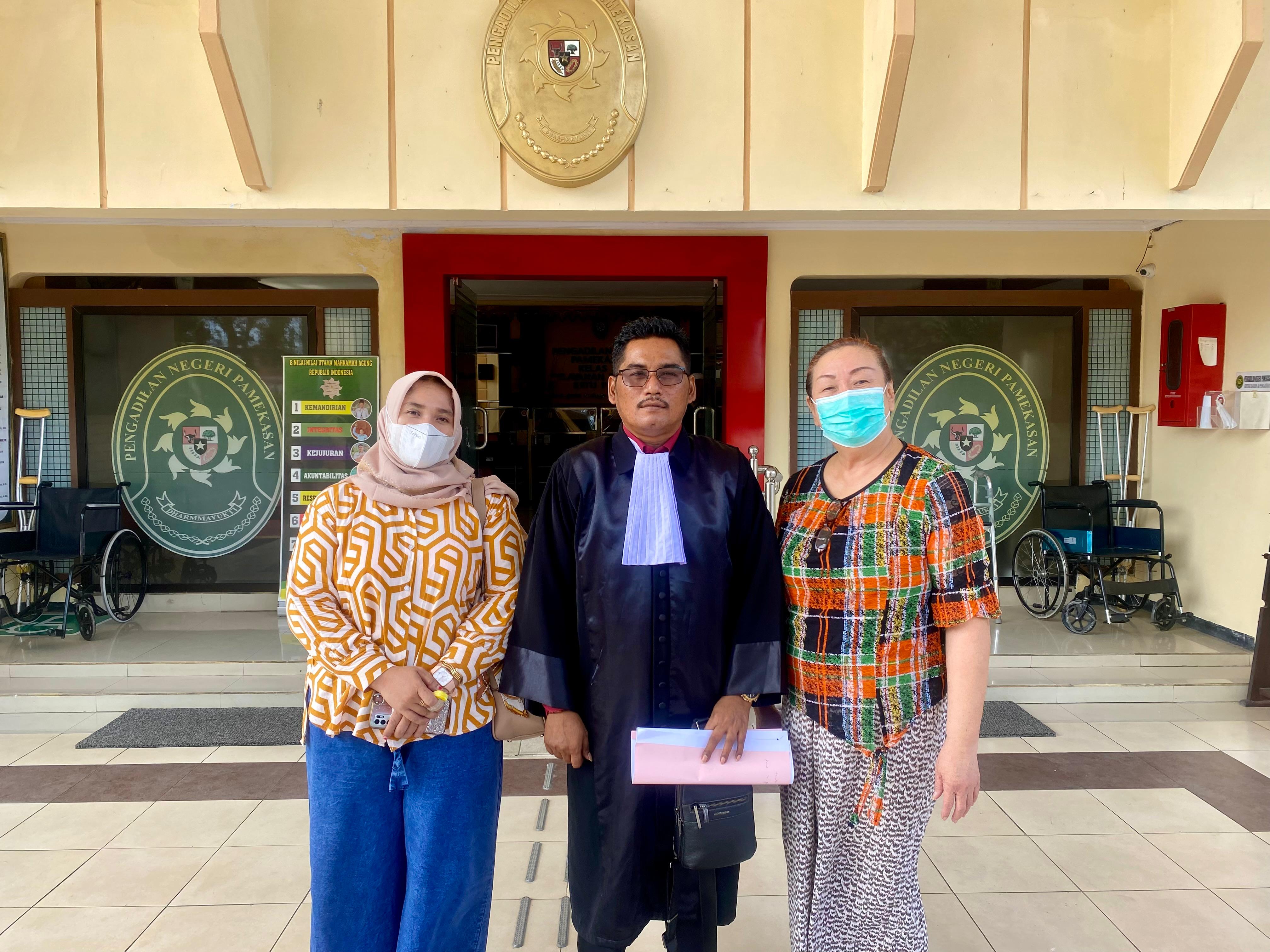 DIADILI: Terdakwa Yulia Hendriyani dan Lina Istiatuti didampingi penasihat hukumnya, Ach. Suhairi memberi penjelasan seusai sidang replik di PN Pamekasan, Rabu (6/6). (MOH. IQBAL AFGANI/JPRM)