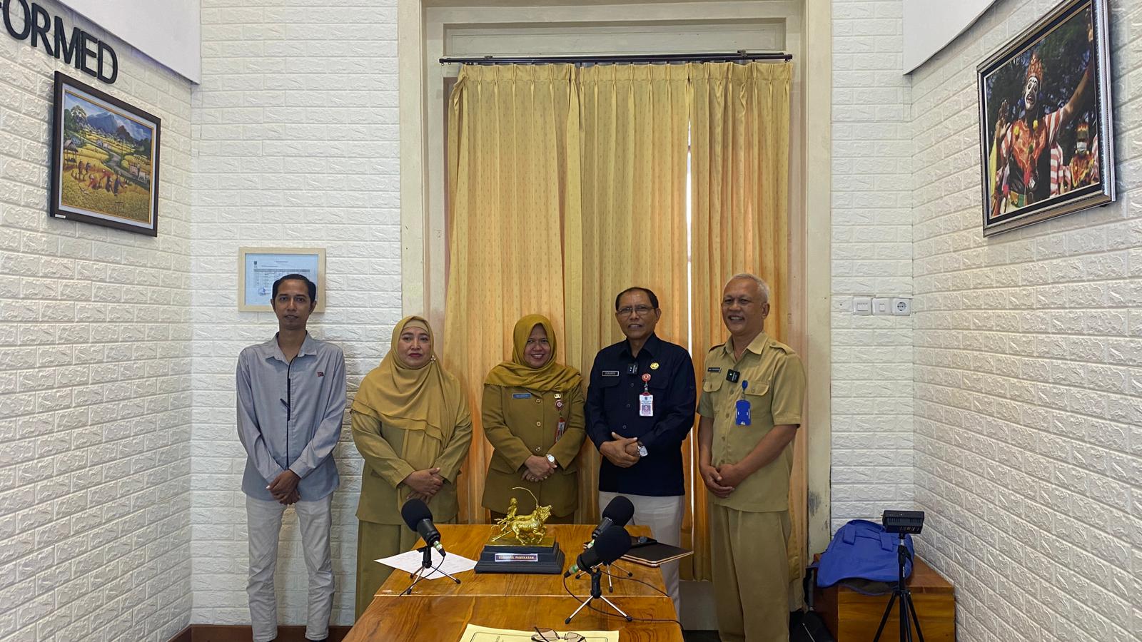 PROGRES: Kepala Bakorwil IV Pamekasan Sufi Agustini (tengah) berfoto bersama undangan podcast di program KorPaPanTeS.