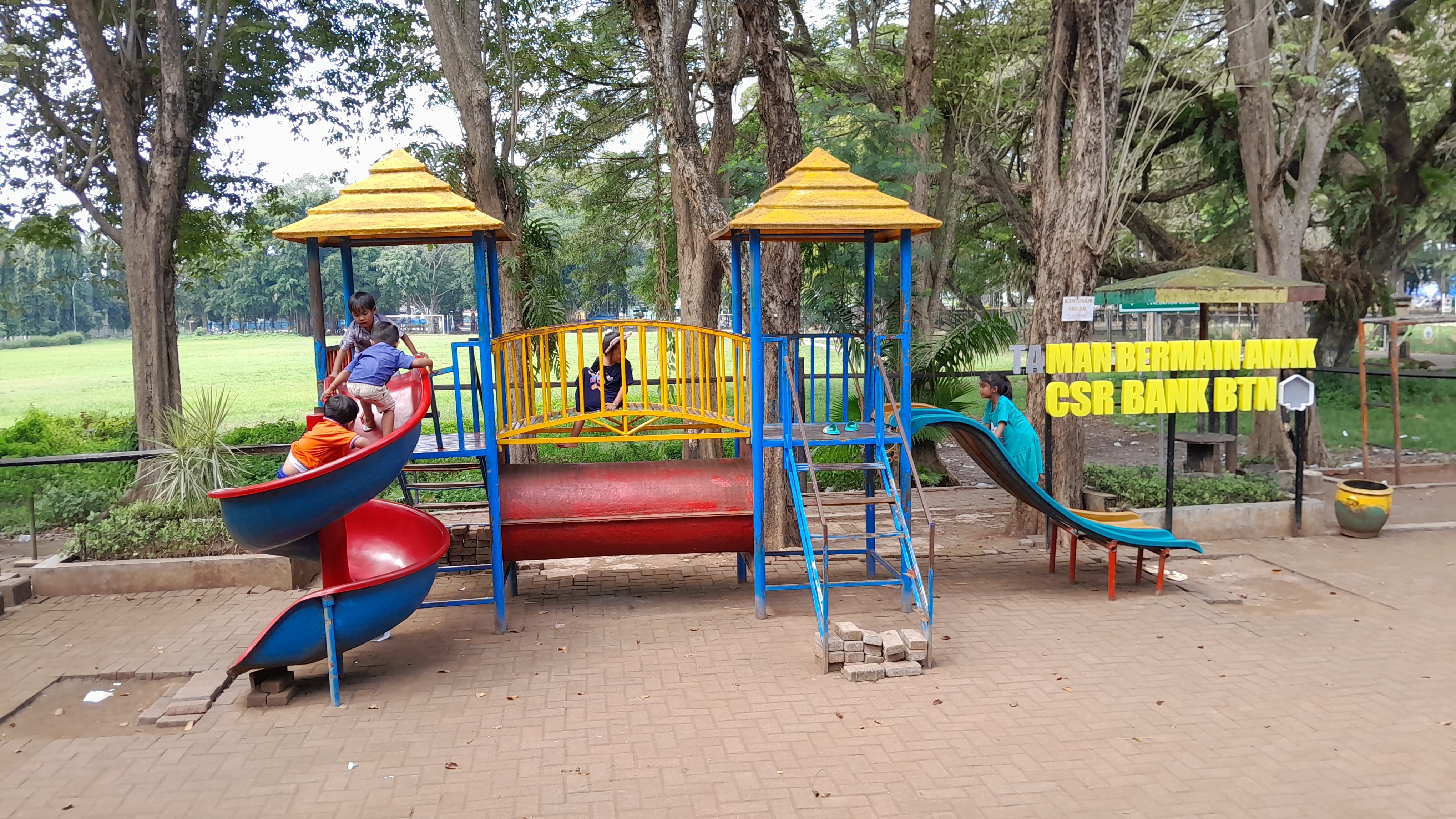 BERMAIN: Anak-anak bermain di Taman Paseban Bangkalan, Selasa (4/6). (KHOLIL RAMLI/JPRM)