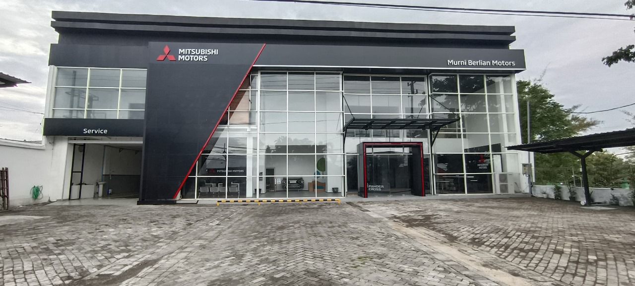 MEGAH: Diler Mitsubishi Motors PT Murni Berlian Motors yang berlokasi di Jln. Raya Panglegur, Dusun Kramat, Kecamatan Tlanakan, Kabupaten Pamekasan, Jawa Timur.