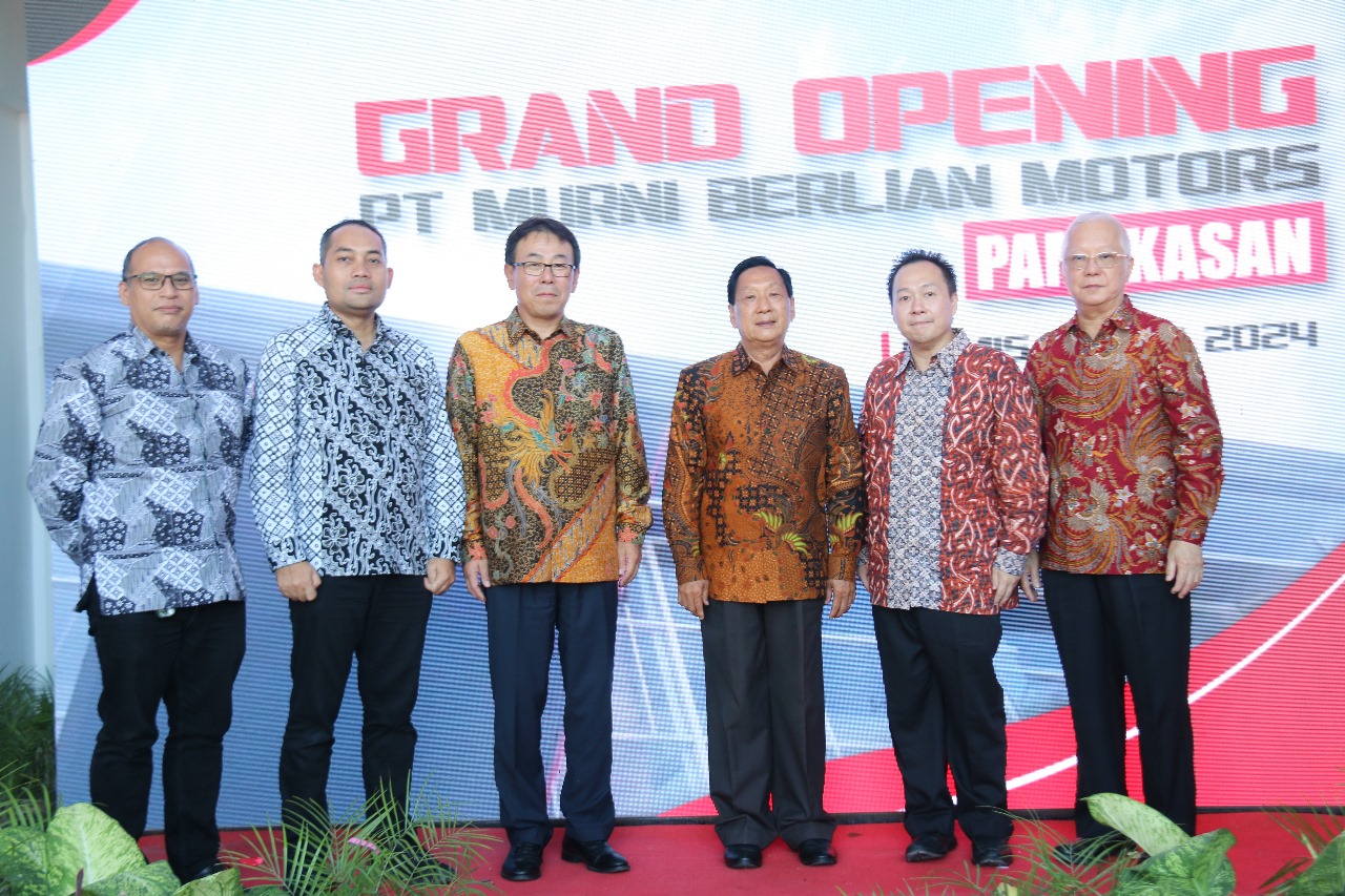 POSE: Atsushi Kurita selaku Presiden Direktur PT MMKSI serta Hadi Susanto Sidharta selaku Komisaris PT Murni Berlian Motors saat menghadiri peresmian diler di Pamekasan, Kamis (6/6).
