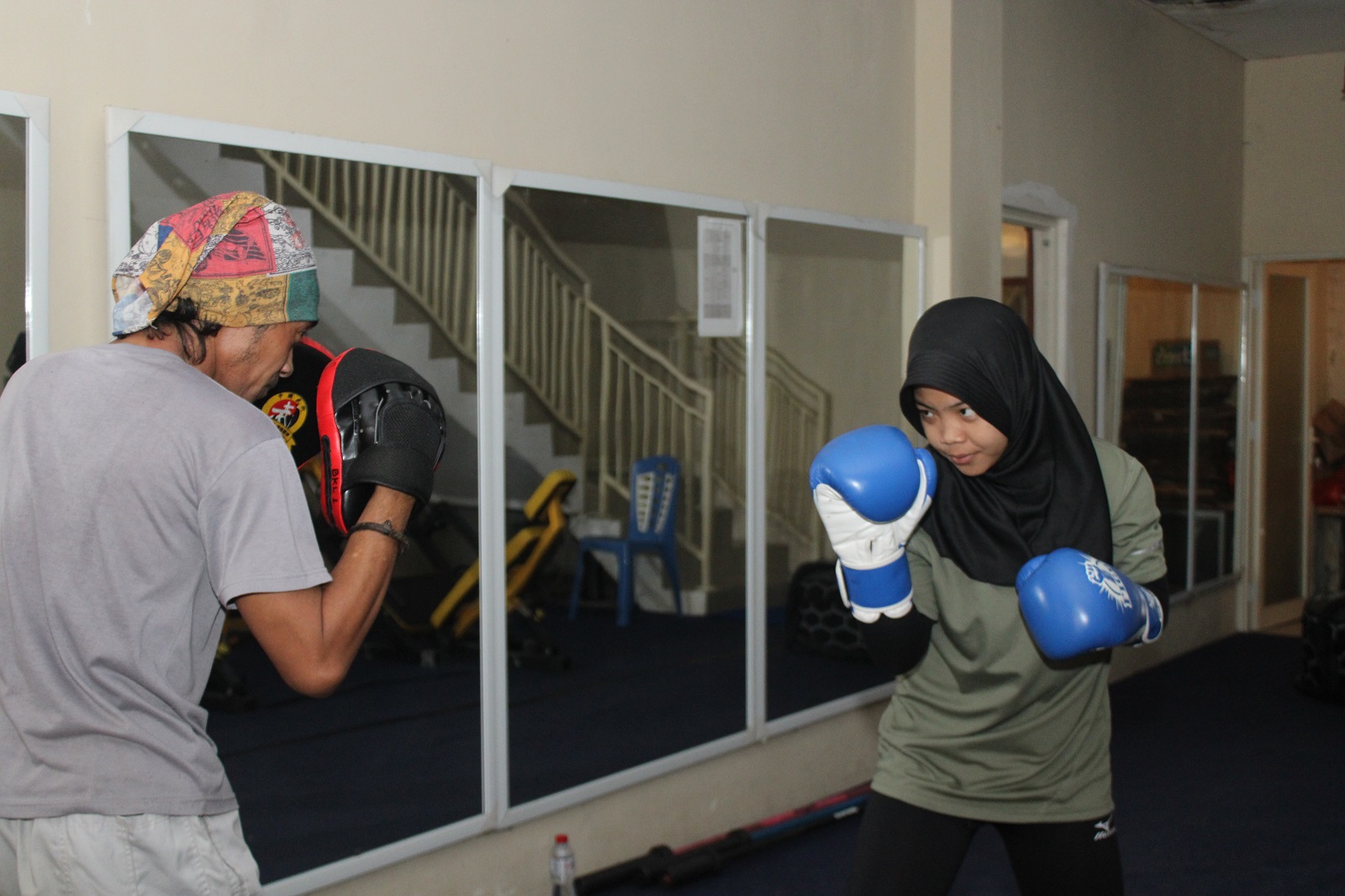 SPORTIF: Atlet wushu sedang latihan di kantor KONI Bangkalan, 15 September 2022.