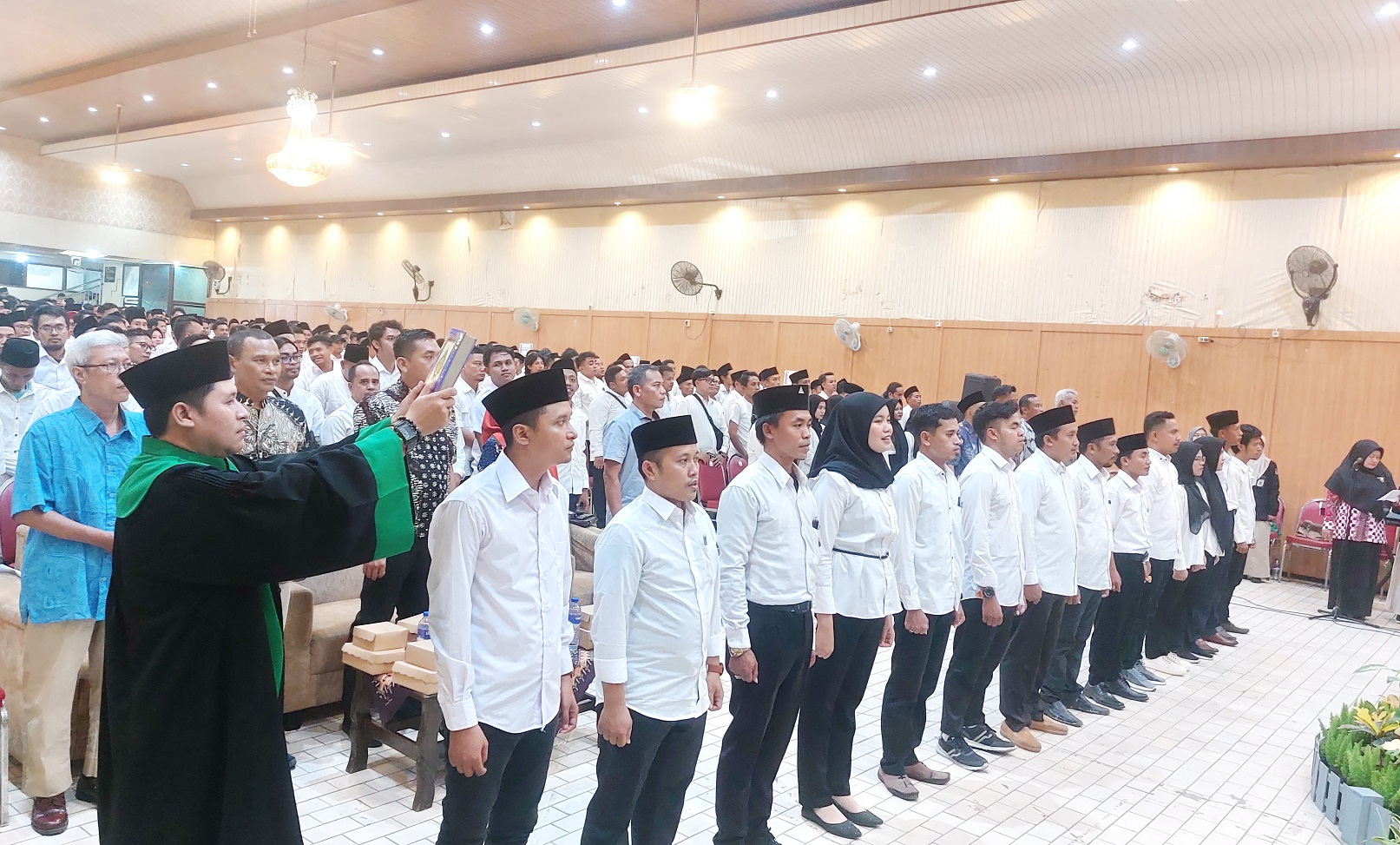 DISUMPAH: PPS Pilkada Sampang 2024 mengikuti prosesi pelantikan di Gedung PKPRI Sampang, Minggu (26/5).