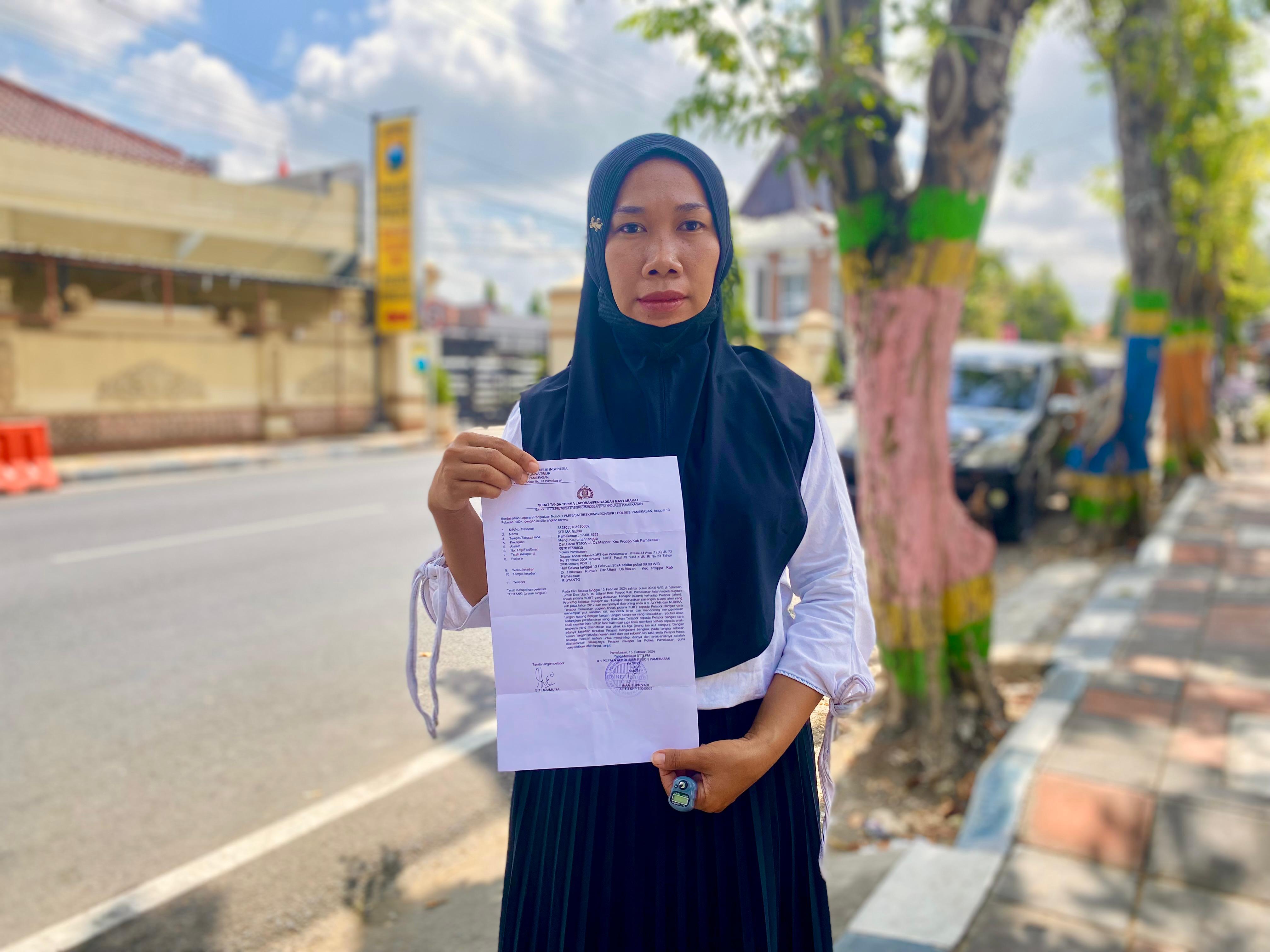 CARI KEADILAN: Siti Maimuna menunjukkan surat pengaduan seusai meminta kejelasan polisi, Jumat (7/6). (MOH. IQBAL AFGANI/JPRM)