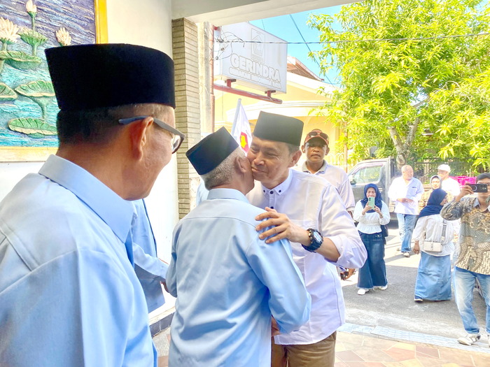 HANGAT: Rudy Susanto tiba di kantor DPC Partai Gerindra Pamekasan, Kamis (6/6). (MOH. IQBAL AFGANI/JPRM)