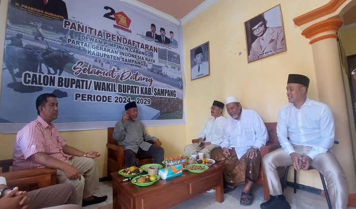 HANGAT: Noer Tjahja (dua dari kiri) berdiskusi di kantor DPC Partai Gerindra Sampang, Kamis (6/6). (JUNAIDI PONDIYANTO/JPRM)