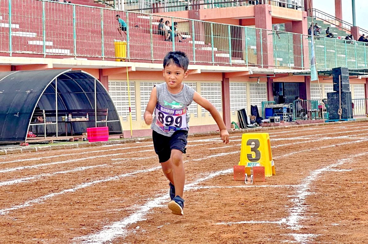 PENUH SEMANGAT: Atlet PASI Sampang Kaindra Muhana Raihan melakukan pemanasan sebelum bertanding di Kejuaraan Blitarian Open 2024, Blitar, Sabtu (11/5).