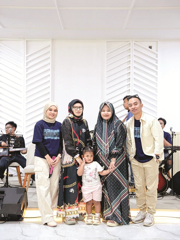 SUKSES: Owner Arinah Hidayah (dua dari kanan) berfoto bersama pihak keluarga dan penyanyi Yaya Nadila dan Zinidin Zidan di sela-sela soft opening Arinna Caf&eacute; & Resto di Jalan Dr Cipto Sumenep.