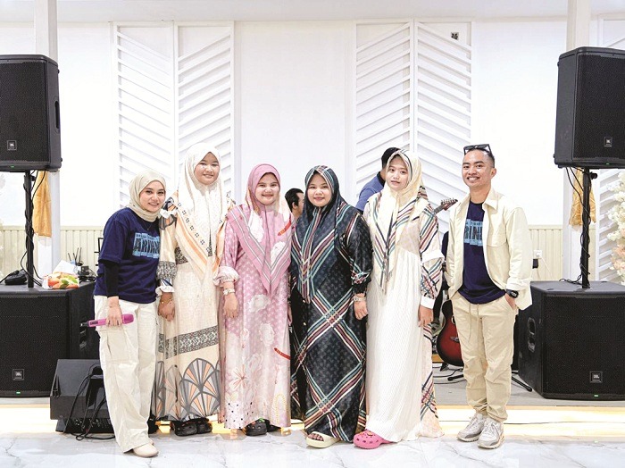 BERJALAN LANCAR: Owner Arinah Hidayah (hijab abu-abu) berfoto bersama pihak keluarga dan penyanyi Yaya Nadila dan Zinidin Zidan di sela-sela soft opening Arinna Caf&eacute; & Resto, pada Jumat (7/6).