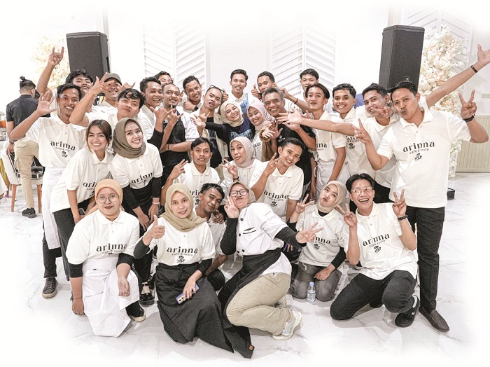 KOMPAK: Penyanyi Yaya Nadila dan Zinidin Zidan berfoto bersama karyawan dan chef di sela-sela shoft opening Arinna Caf&egrave; & Resto.