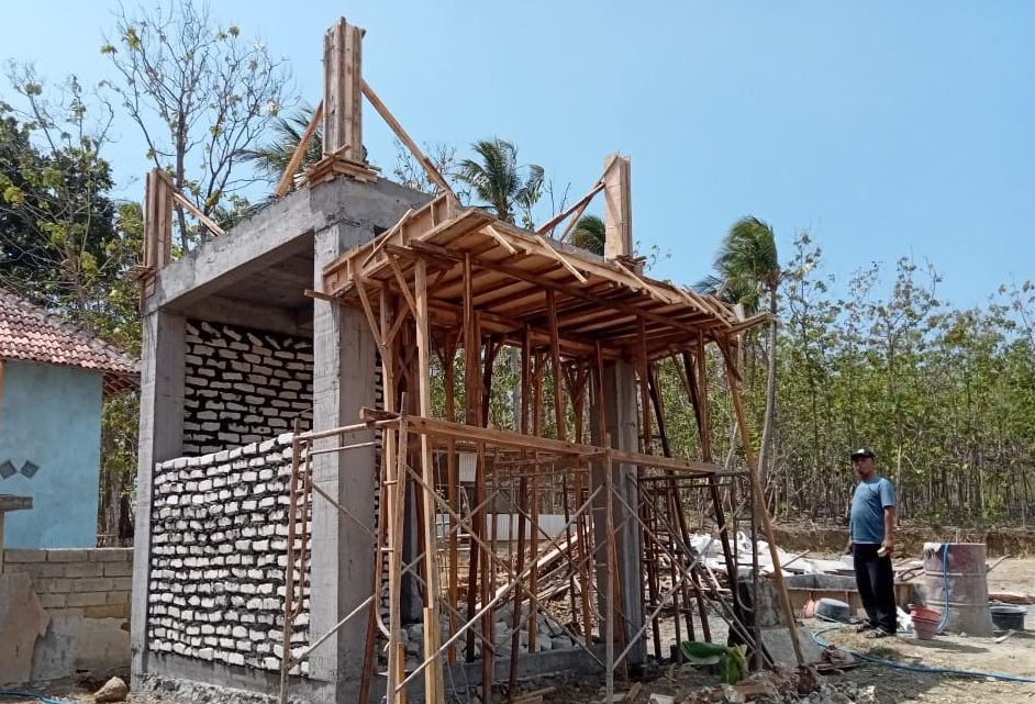 BELUM DIFUNGSIKAN: Proses pengerjaan proyek SPAM Hippam Batu Guluk di Desa Bilis-Bilis, Kecamatan Arjasa, Pulau Kangean, Sumenep, Rabu (4/10/2023). (DOK/JPRM)