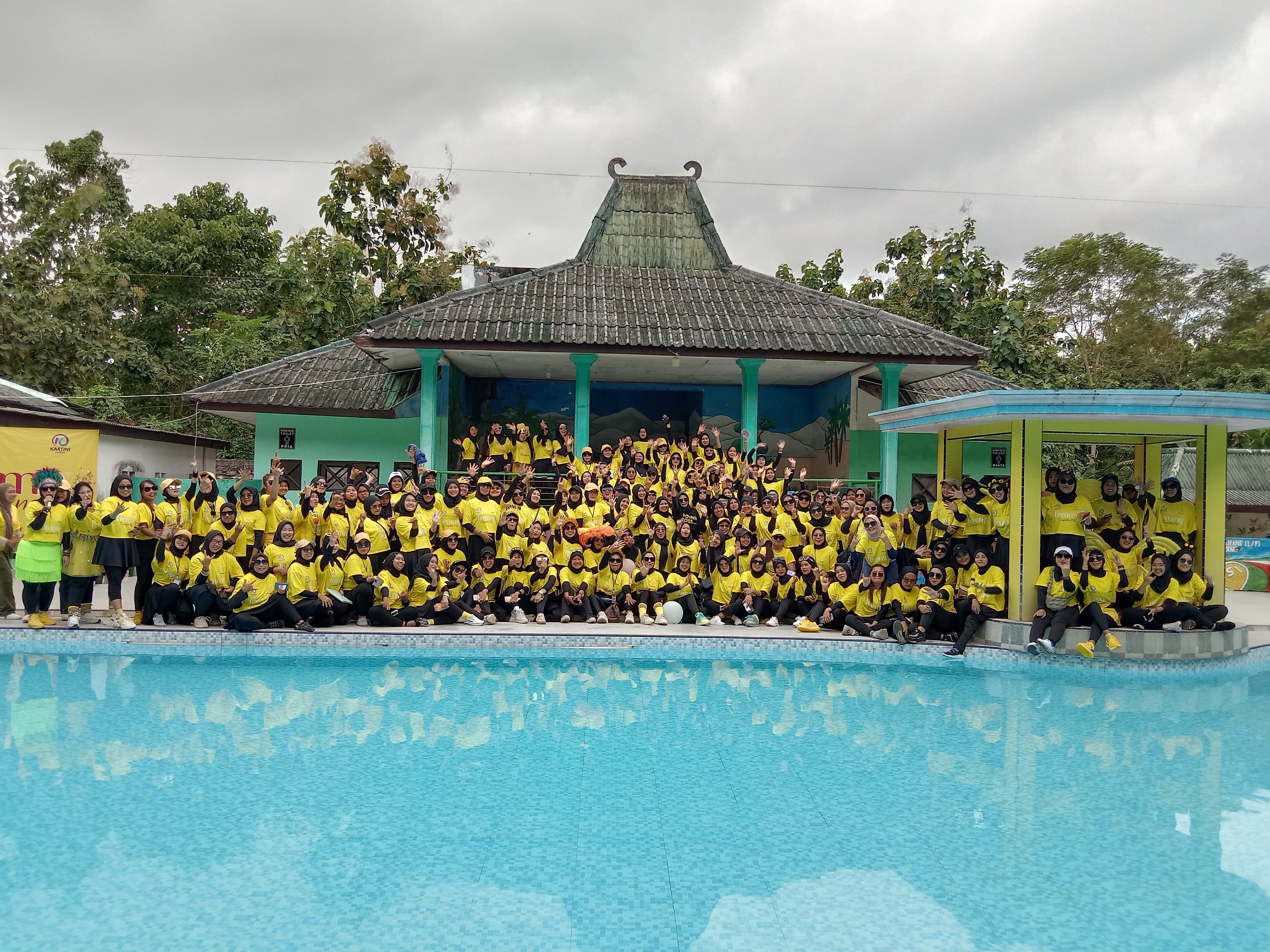 SUKSES: Pelaksanaan pound fit event yang digelar Kirana Studio di kolam renang TSI, Batuan, Sumenep, Minggu (9/6).