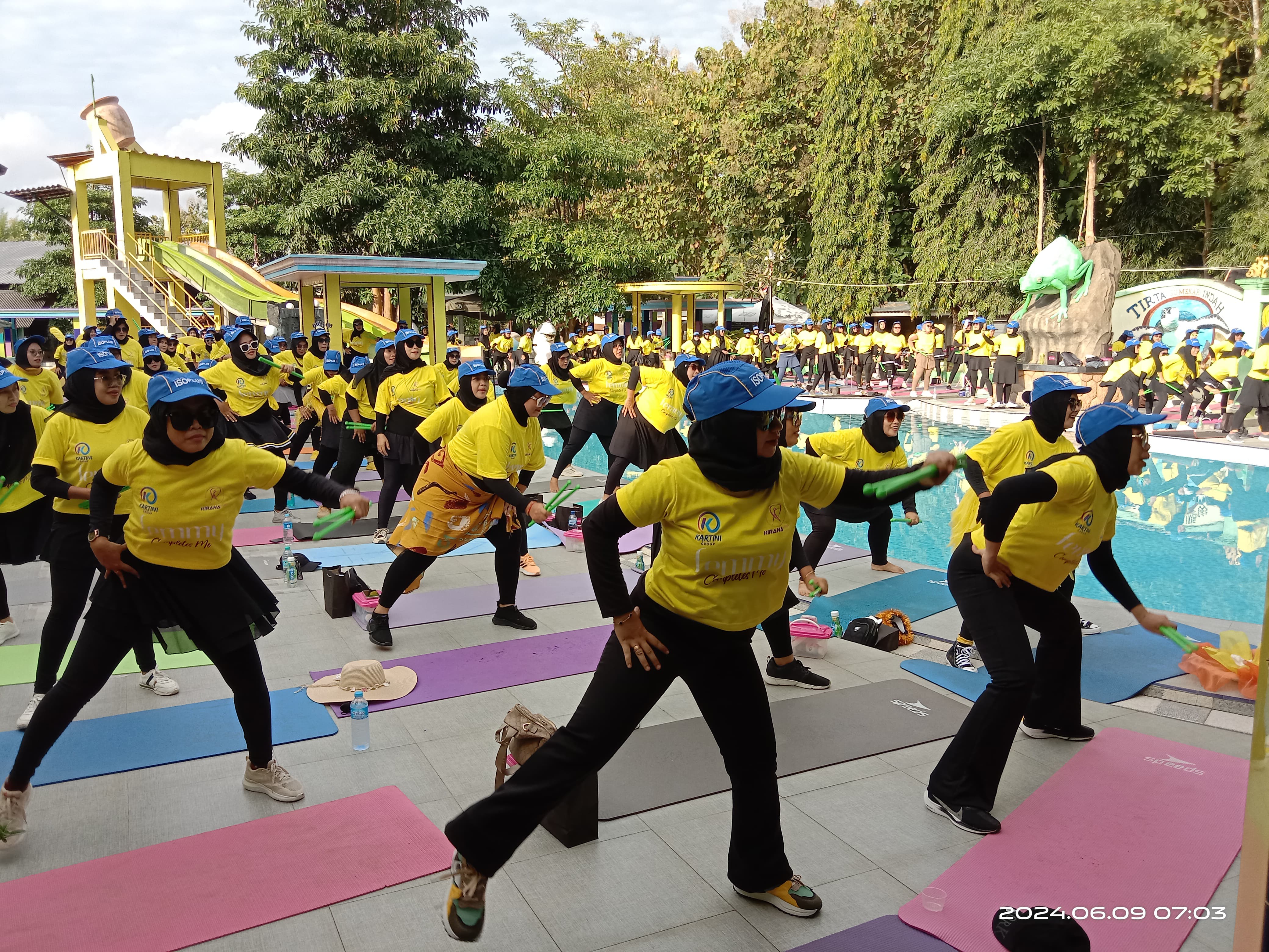 MERIAH: Sejumlah peserta pound fit event yang digelar Kirana Studio mengenakan pakaian warna kuning di kolam renang TSI Batuan Sumenep Minggu (9/6).