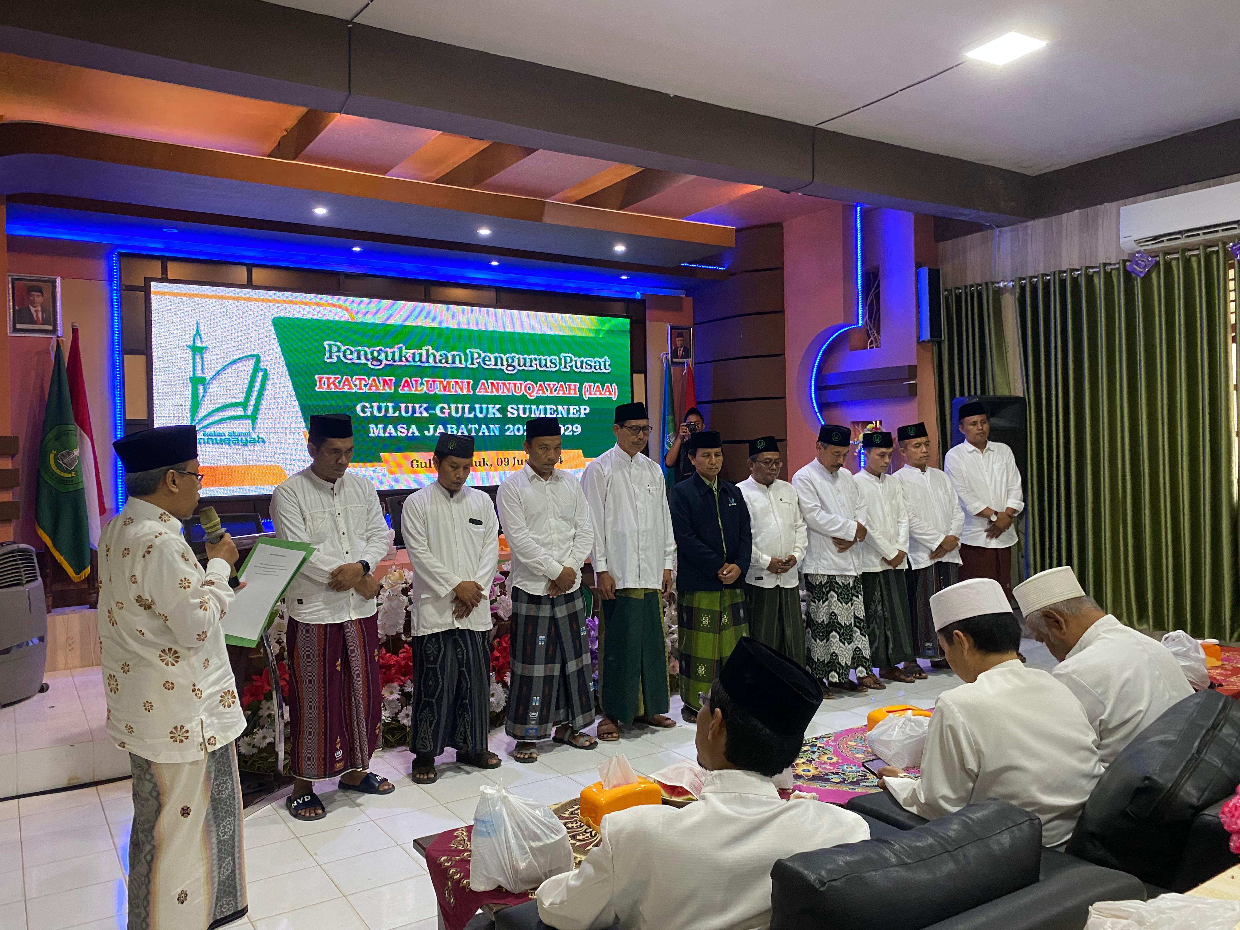 KHIDMAT: Ketua Yayasan Annuqayah KH Abbadi Ishomuddin AS saat mengukuhkan 10 perwakilan pengurus IAA Pusat masa jabatan 2024-2025, Ahad (9/6)