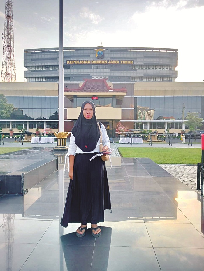 MENCARI KEADILAN: Siti Maimuna berada di halaman Polda Jatim, Jumat (7/6). (SITI MAIMUNA UNTUK JPRM)