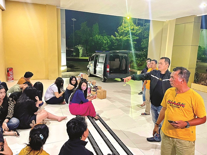 DIBAWA POLISI: Belasan perempuan diamankan di Polres Sumenep saat terjaring razia di tempat hiburan malam, Sabtu (8/6). (POLRES SUMENEP UNTUK JPRM)