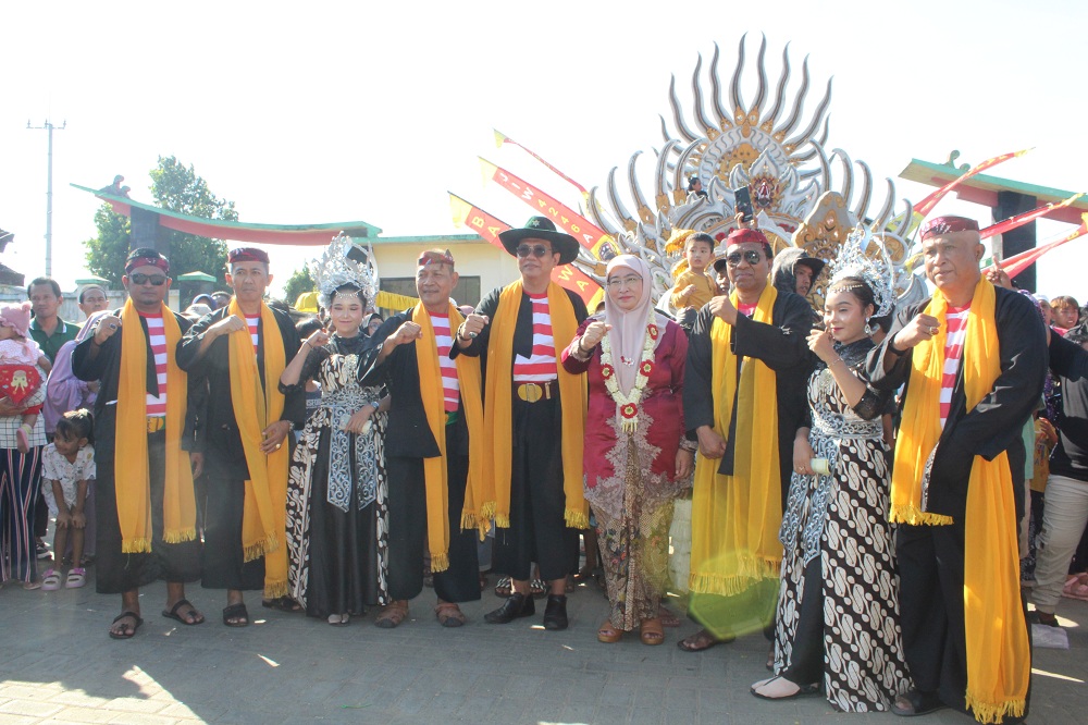 KREATIF: Forkopimda berfoto bersama di depan salah satu grup musik tongtong pada Festival Jaran Serek, Minggu (19/5). (DOKUMEN JPRM)