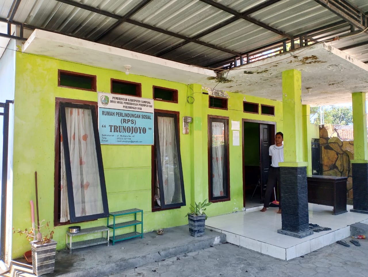 ANGGARAN KEDARURATAN BERKURANG: Petugas rumah penampungan sementara Sampang berada di sekitar RPS Trunojoyo, Kamis (6/6).