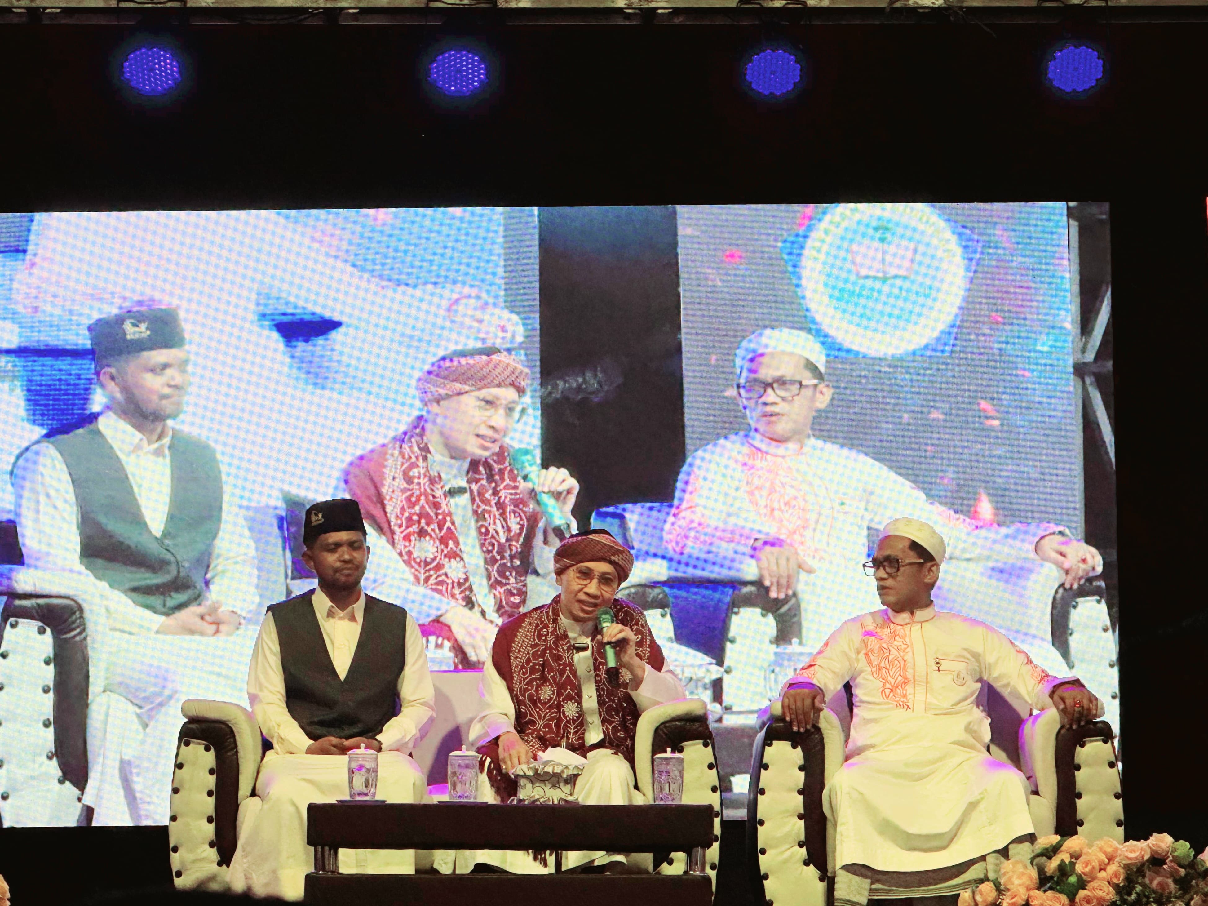 KHIDMAT: Buya Yahya berdialog dengan masyarakat dalam acara Gebyar Santri Yayasan Nurus Salam, Waru, Pamekasan, Minggu (9/6) malam.