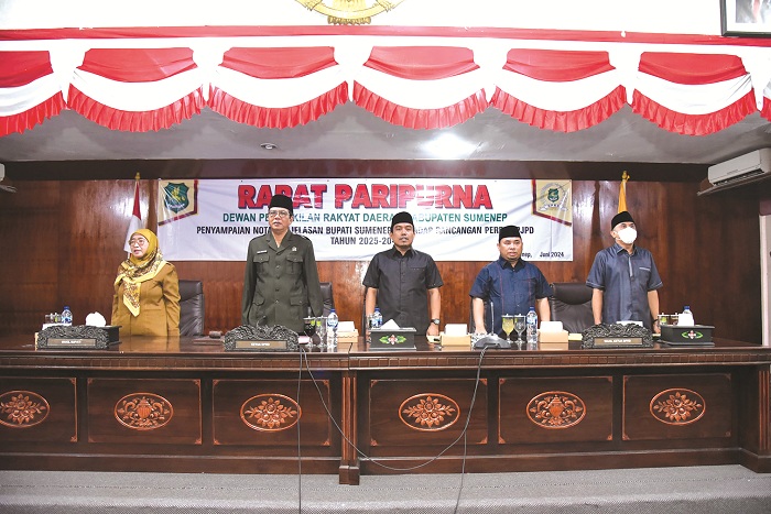 SERIUS: Dari kiri, Wabup Dewi Khalifah, Ketua DPRD Sumenep Abdul Hamid Ali Munir, Wakil Ketua Indra Wahyudi, M. Syukri dan Faisal Muhlis saat mengikuti rapat paripurna Senin (10/6).