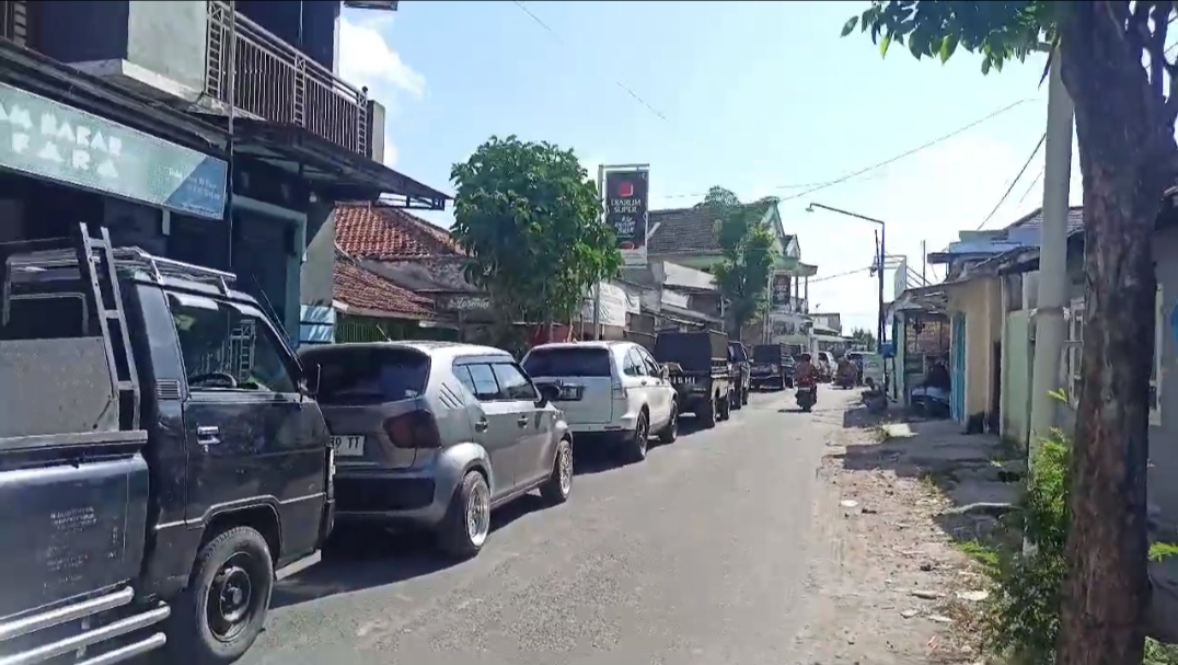 DIKELUHKAN: Kendaraan roda empat mengular di Pulau Poteran untuk menyeberang ke Pelabuhan Kalianget, Sumenep, Senin (10/6). (ISMAM UNTUK JPRM)