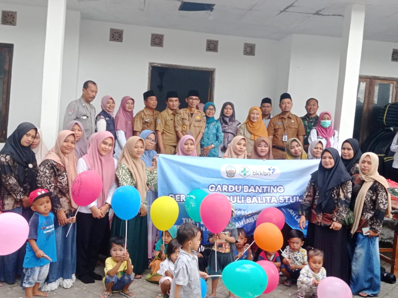 TURUNKAN ANGKA STUNTING: TPPS Kecamatan Tanah Merah berfoto bersama warga setelah launching Gardu Banting dan pemberian PMT di Desa Tanah Merah Laok Senin (6/10).