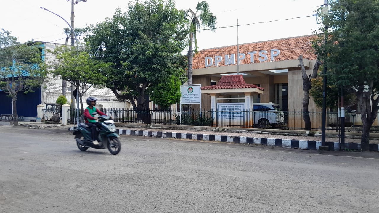 REALISASI NILAI INVESTASI RENDAH: Pengendara sepeda motor melintas di depan kantor DPMPTSP Bangkalan, Senin (10/6).