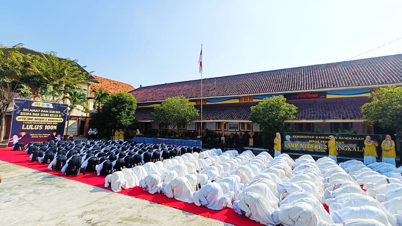 RELIGIUS: Ratusan siswa kelas IX UPTD SMPN 2 Bangkalan merayakan kelulusan dengan sujud syukur bersama di halaman sekolahnya Senin (10/6).