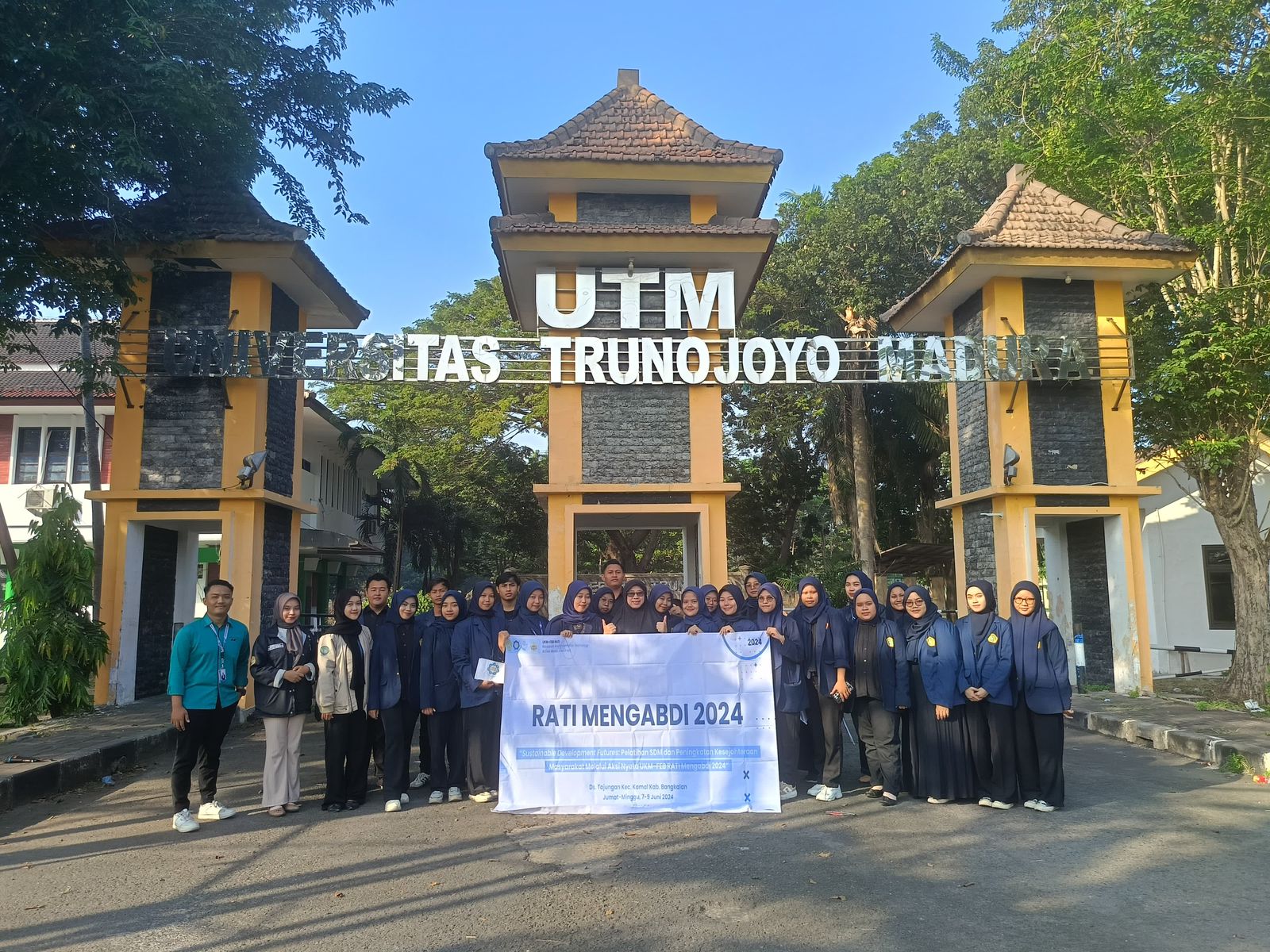 KOMPAK: Panitia Rati Mengabdi 2024 bersama Wadek 3 Fakultas Ekonomi dan Bisnis serta beberapa ormawa di area UTM, Jumat (7/6).
