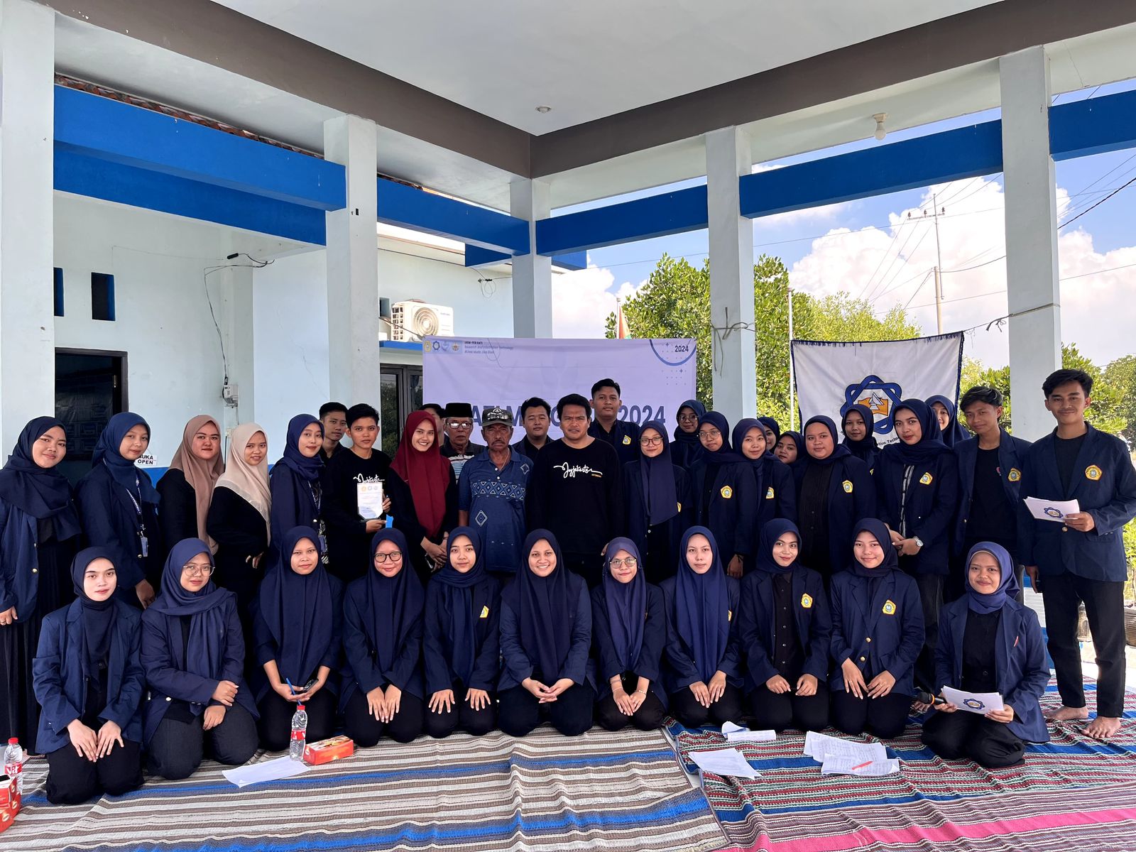 GUYUB: Panitia berfoto bersama perangkat desa dan warga setelah pembukaan Rati Mengabdi 2024 di Desa Tajungan, Kecamatan Kamal, Bangkalan, Jumat (7/6).