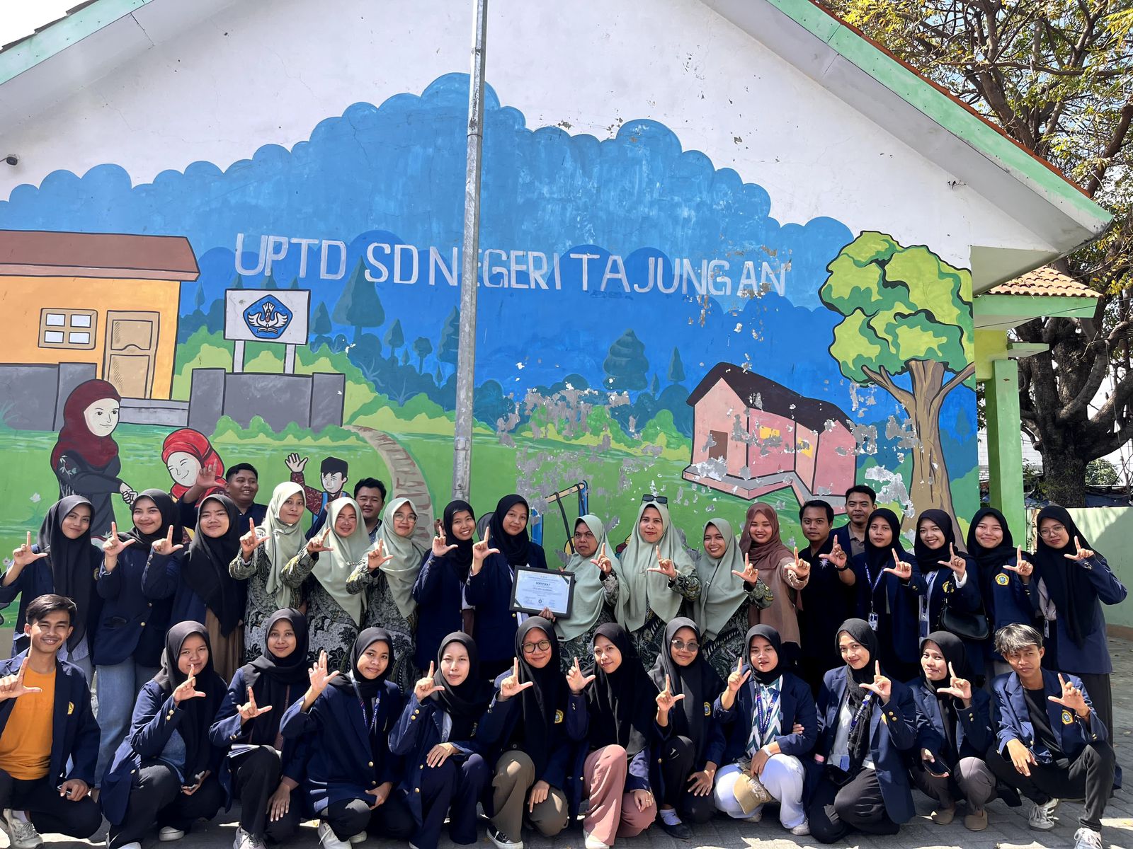 PEMBERIAN CENDERAMATA: Penyerahan sertifikat kegiatan kepada jajaran guru UPTD SD Negeri Tajungan oleh panitia Rati Mengabdi 2024, Sabtu (8/6).