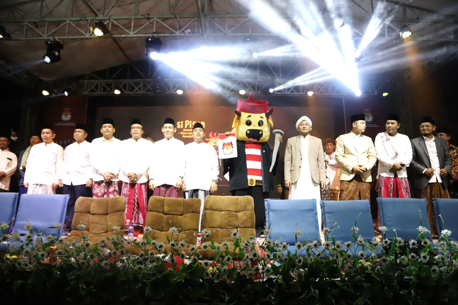KOMPAK: Komisioner KPU Pamekasan bersalawat dalam acara peluncuran Pilbup dan Pilwabup Pamekasan pada Minggu (9/6) malam. (KPU PAMEKASAN UNTUK JPRM)