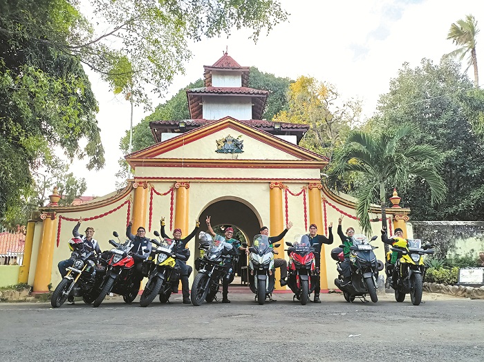 JELAJAH WISATA: Anggota perkumpulan Legend Riders Jakarta berfoto di Depan Labang Mesem Keraton Sumenep Selasa (11/6). (MOH. IQBAL/JPRM)