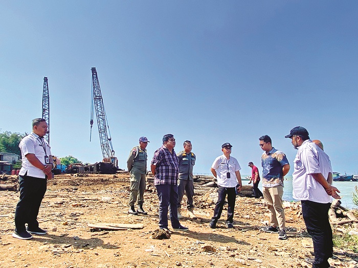 TERIK: Anggota Komisi A DPRD Bangkalan melakukan sidak di lokasi pemotongan kapal di Desa Tanjung Jati, Kecamatan Kamal, Rabu (12/6). (JUPRI/JPRM)