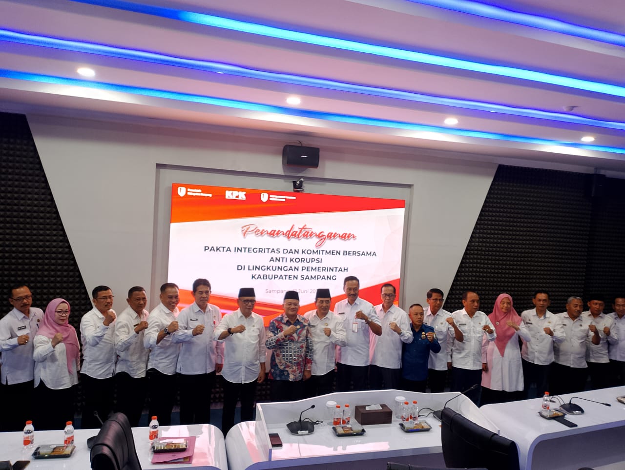 BERSINERGI: Pj Bupati Sampang Rudi Arifiyanto (pakai batik) bersama pimpinan OPD Pemkab Sampang, di gedung Smart Room Sampang, Rabu (12/6).