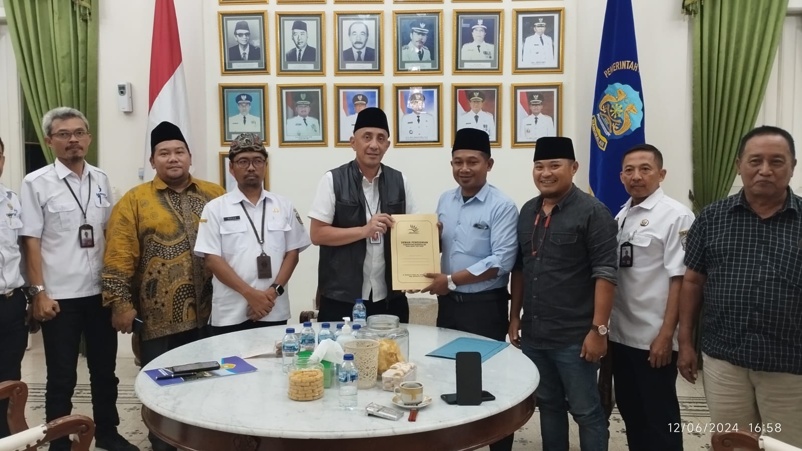 BANGGA: PJ Bupati Bangkalan Arief M. Edie (empat dari kiri) menerima rekomendasi dari Ketua Dewan Pendidikan Abdillah di pendapa bupati, Rabu (12/6).
