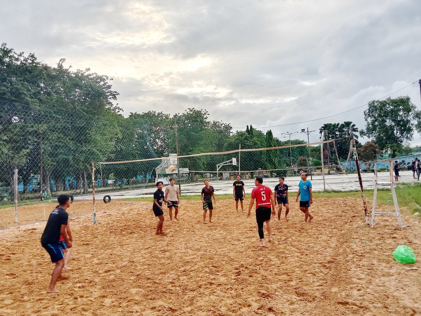 PBVSI BERGANTUNG PADA KLUB: Atlet bola voli berlatih di lapangan olahraga Desa Pabian, Kecamatan Kota Sumenep, Rabu (24/4).