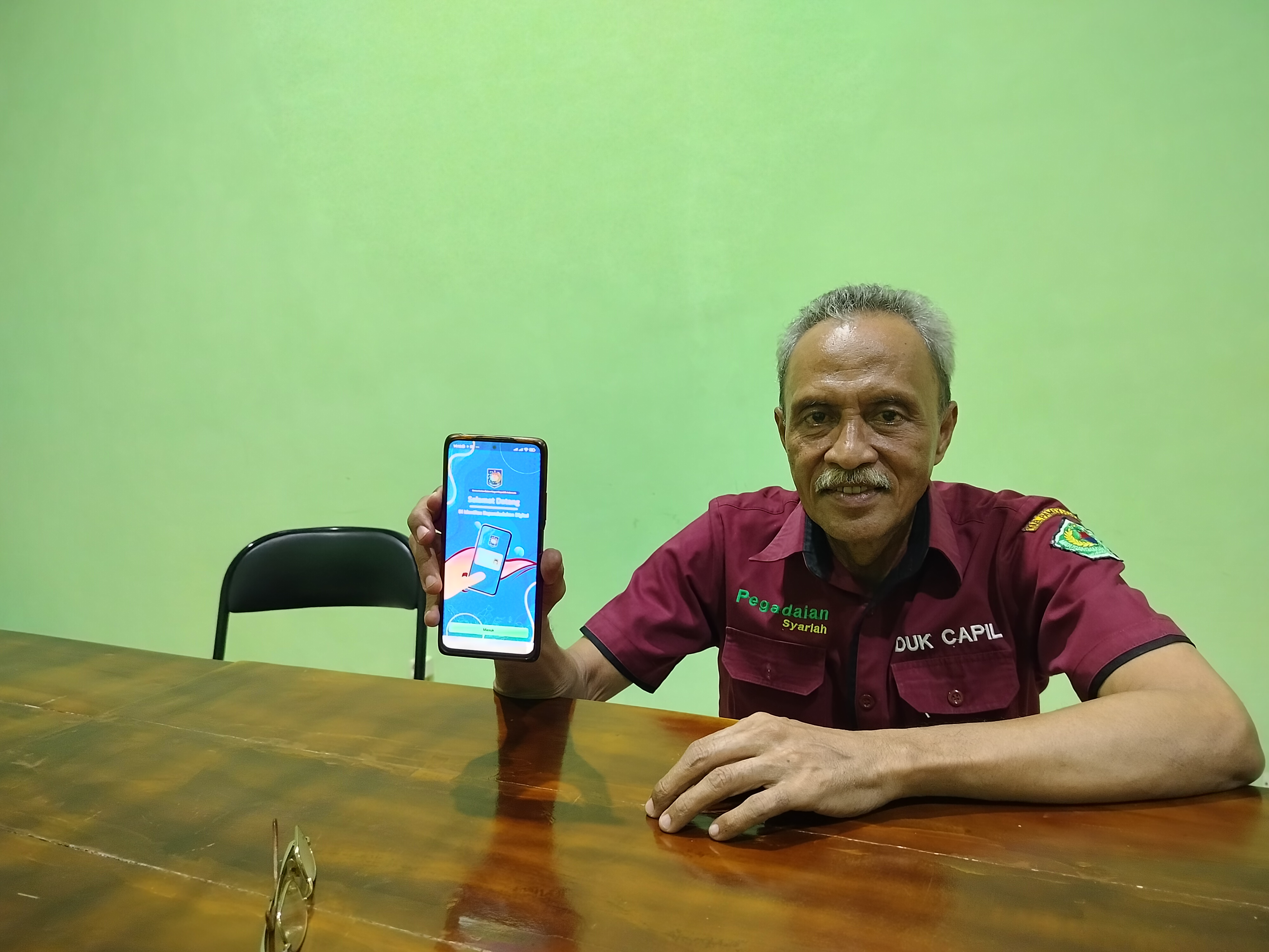 IDENTITAS: Kabid Dafduk Disdukcapil Pamekasan Achmad Nashirullah memperlihatkan IKD miliknya di kantor Disdukcapil Pamekasan, Selasa (11/6) . (LAILIYATUN NURIYAH/JPRM)